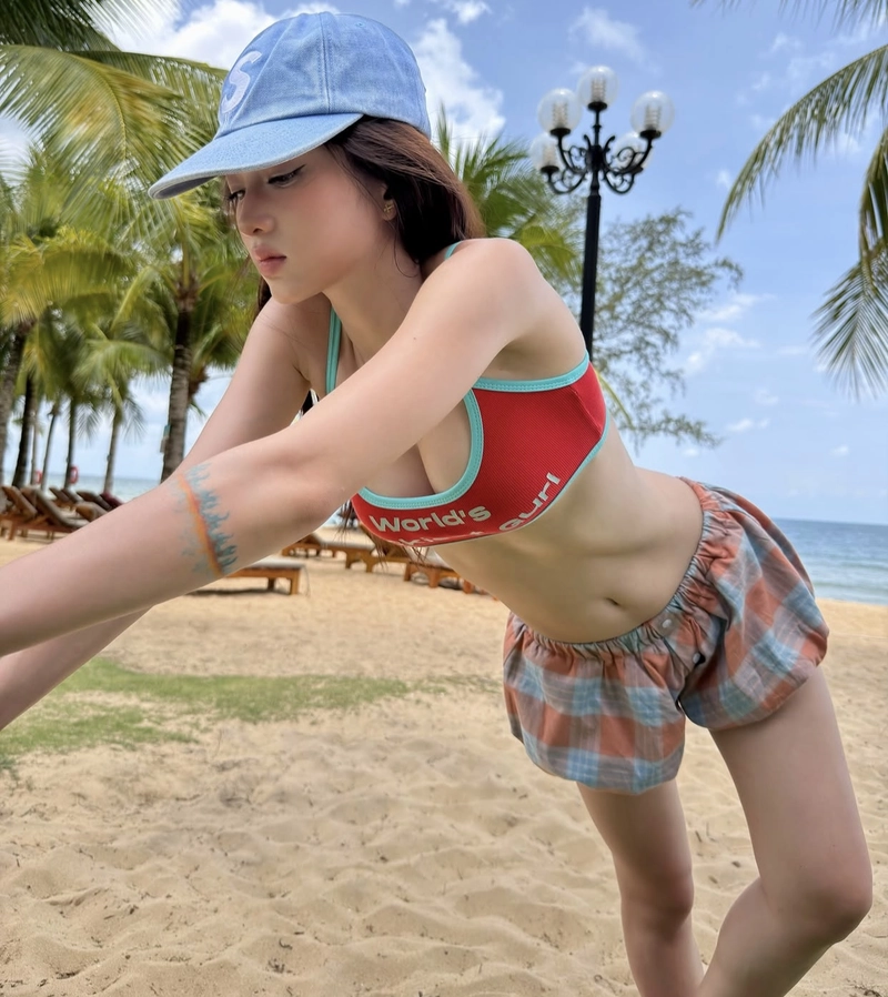 glowing personality in a hot girl image dp