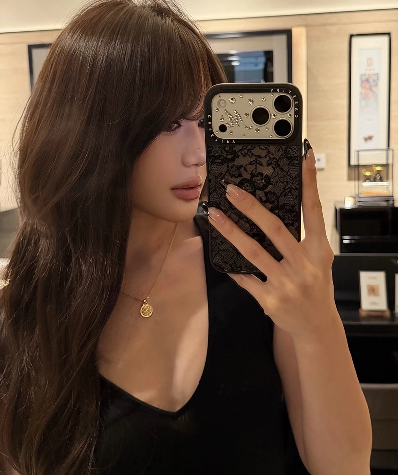 gorgeous and fashionable vibes in girls latest dp