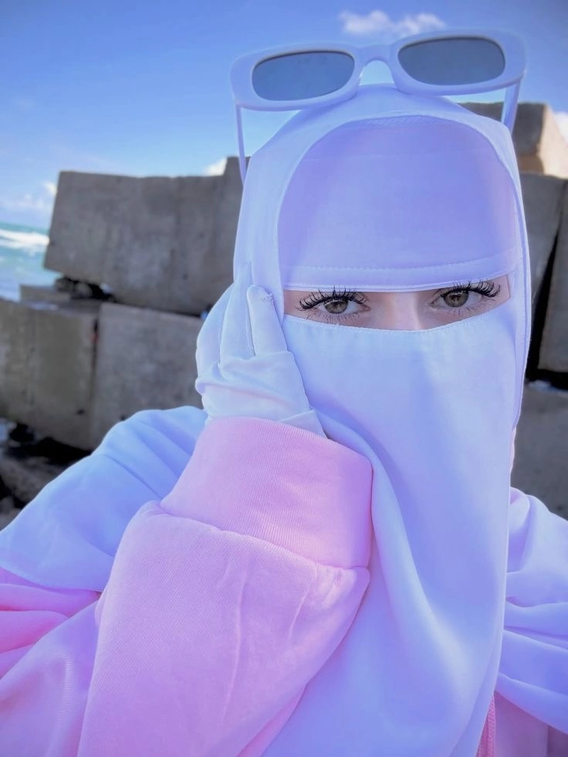 gorgeous burkha girl dp in traditional islamic fashion_