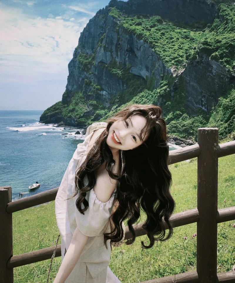 gorgeous new whatsapp dp girl with aesthetic background