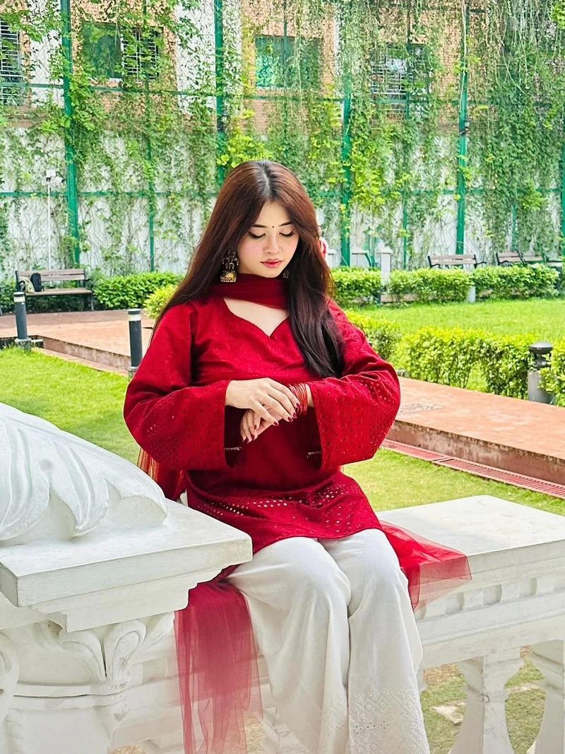 gorgeous social media aesthetics with girls ki dp