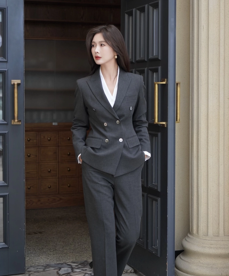 gorgeous suit dp girl in a perfectly tailored look