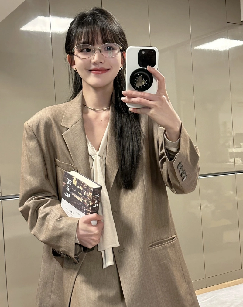 graceful business chic looks in suit girl dp