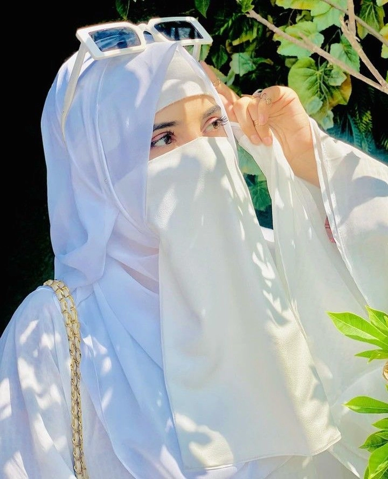 lovely burkha girl dp with classy modern look