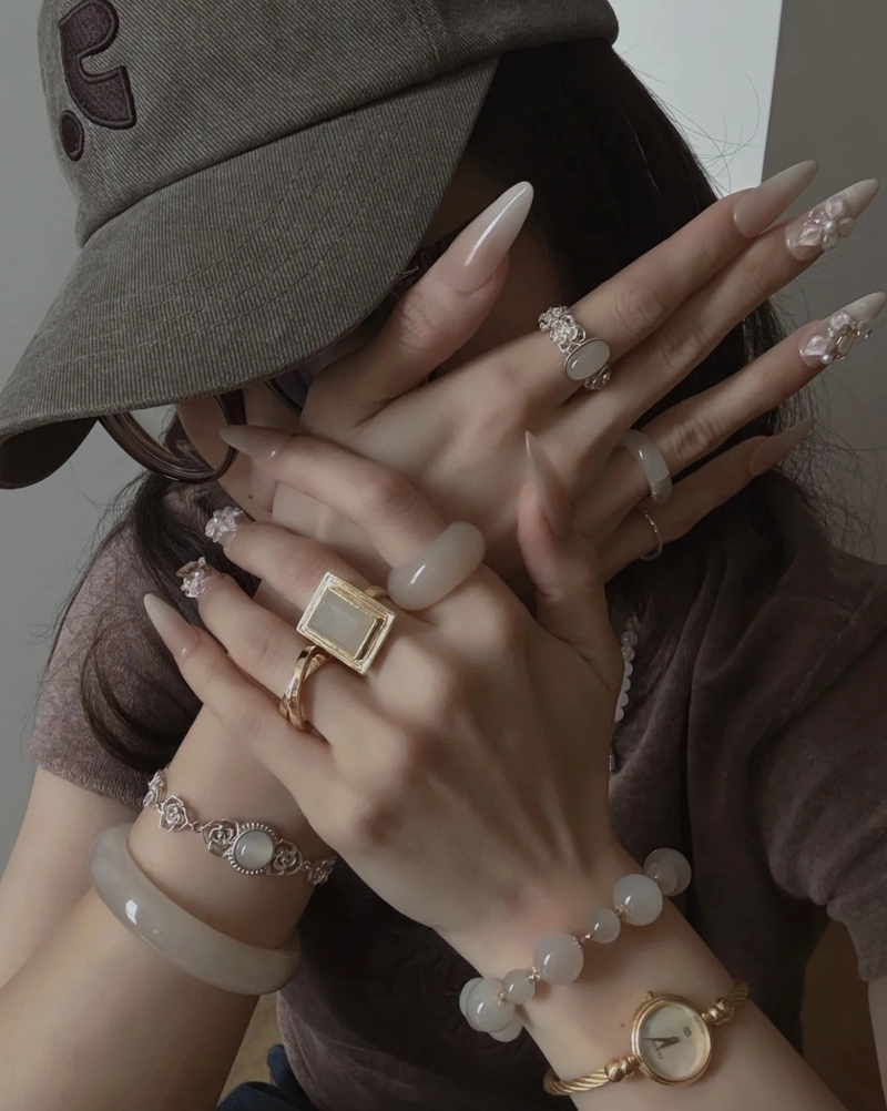 lovely profile inspiration from girls hand dp