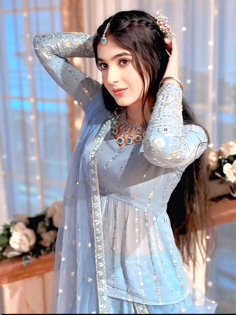 modern elegance expressed in girls ki dp