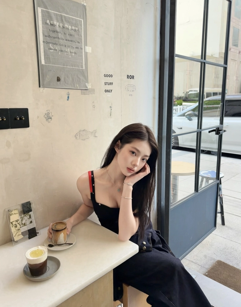 modern portrait style in a good dp for girls