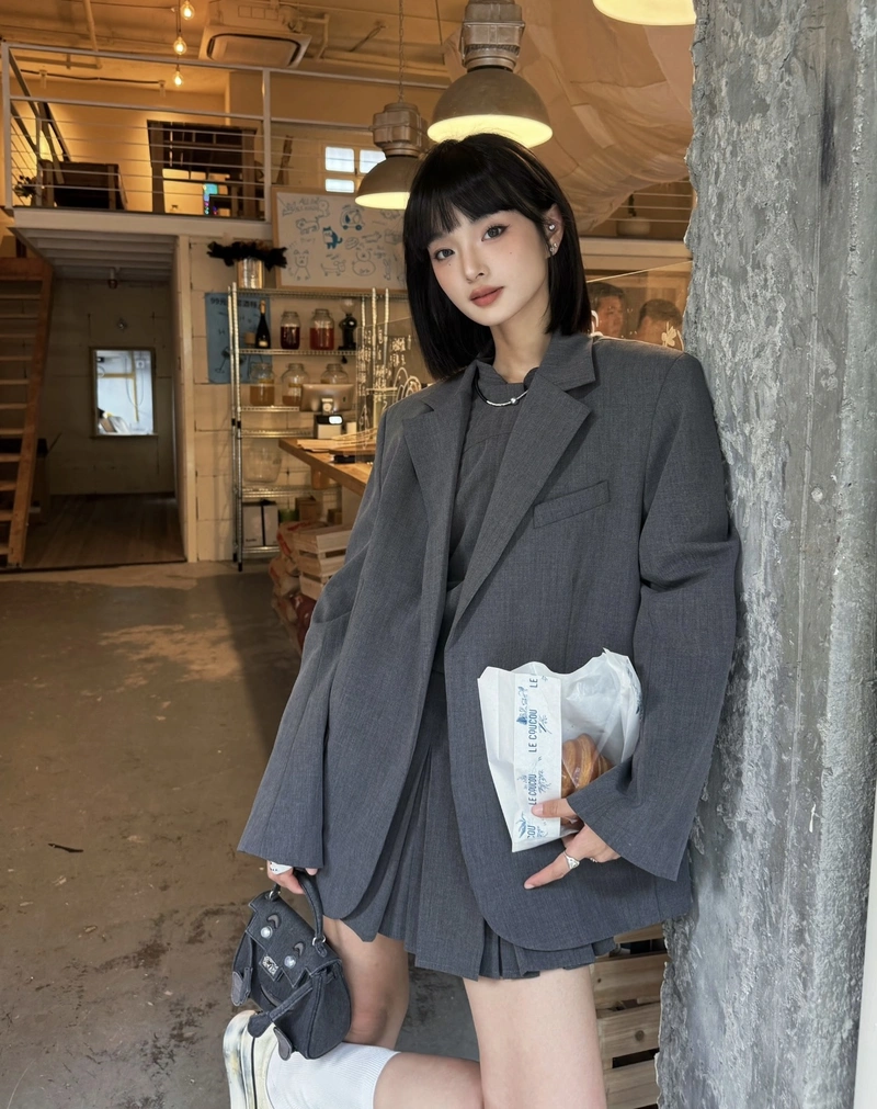 modern woman fashion reflected in suit girl dp