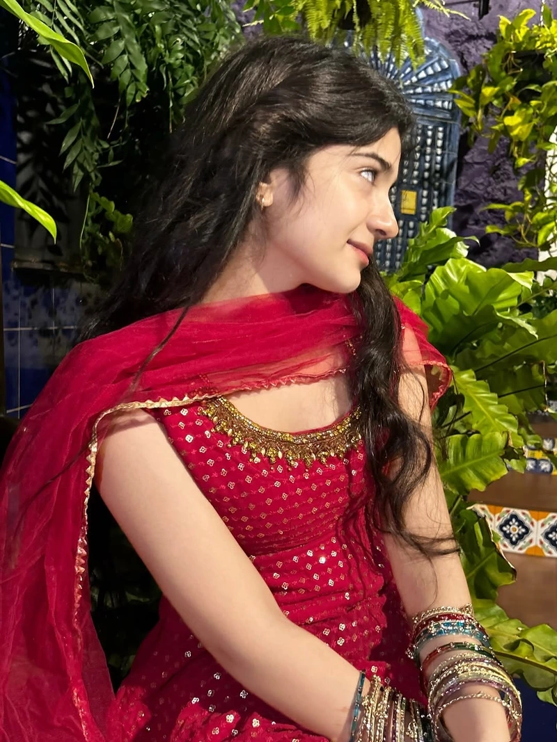 natural and charming moments in girls ki dp