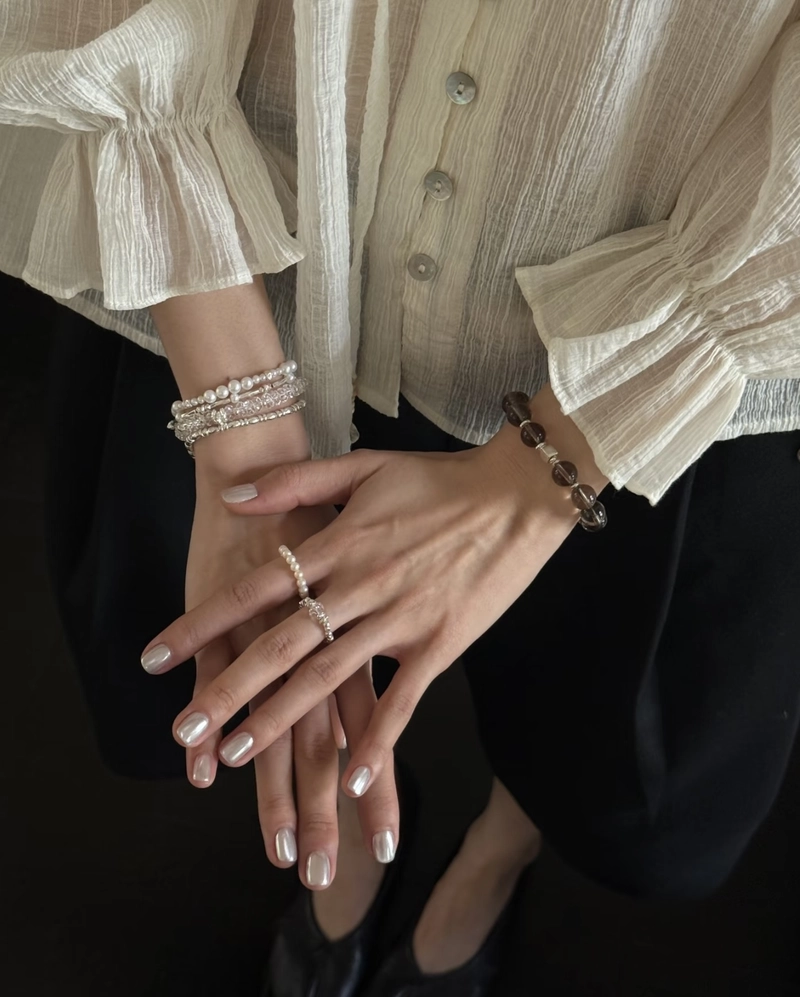 natural and stylish moments in girls hand dp