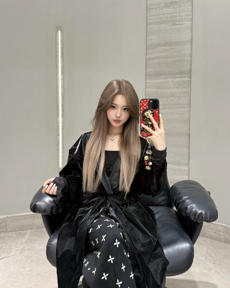 natural charm with hair style dp for girl trends