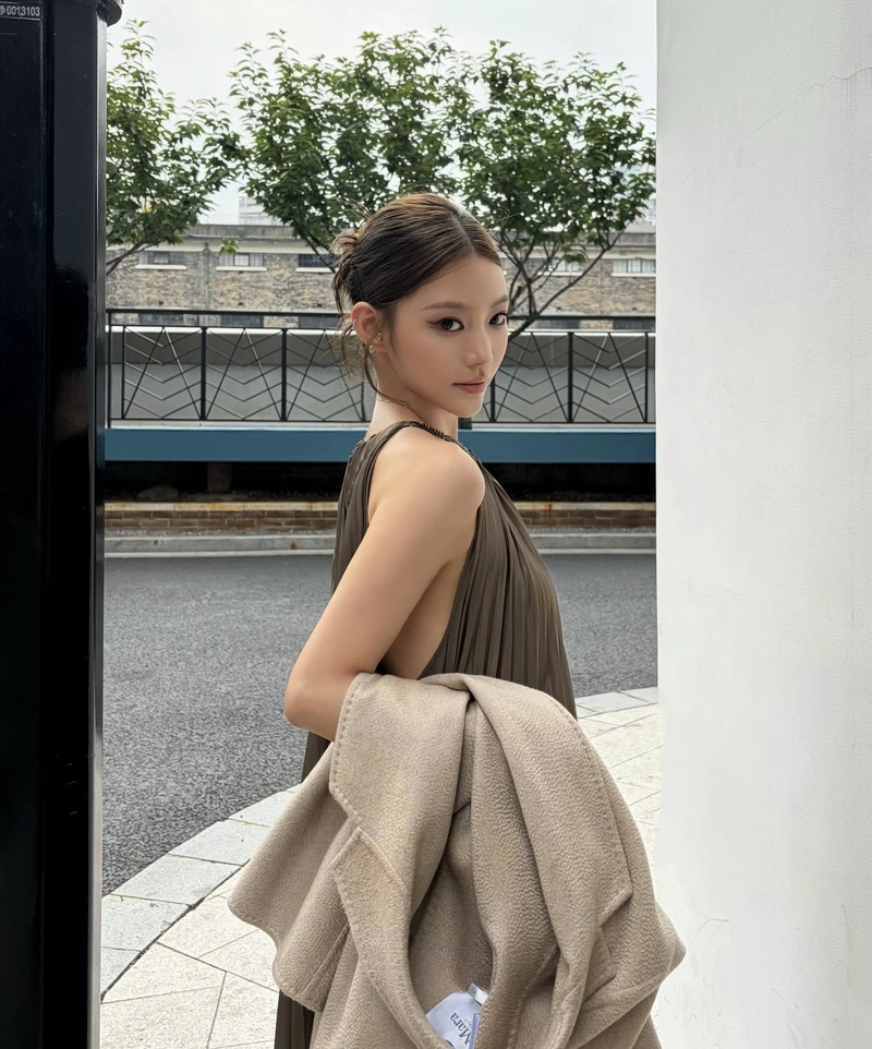 new whatsapp dp girl with timeless beauty and elegance