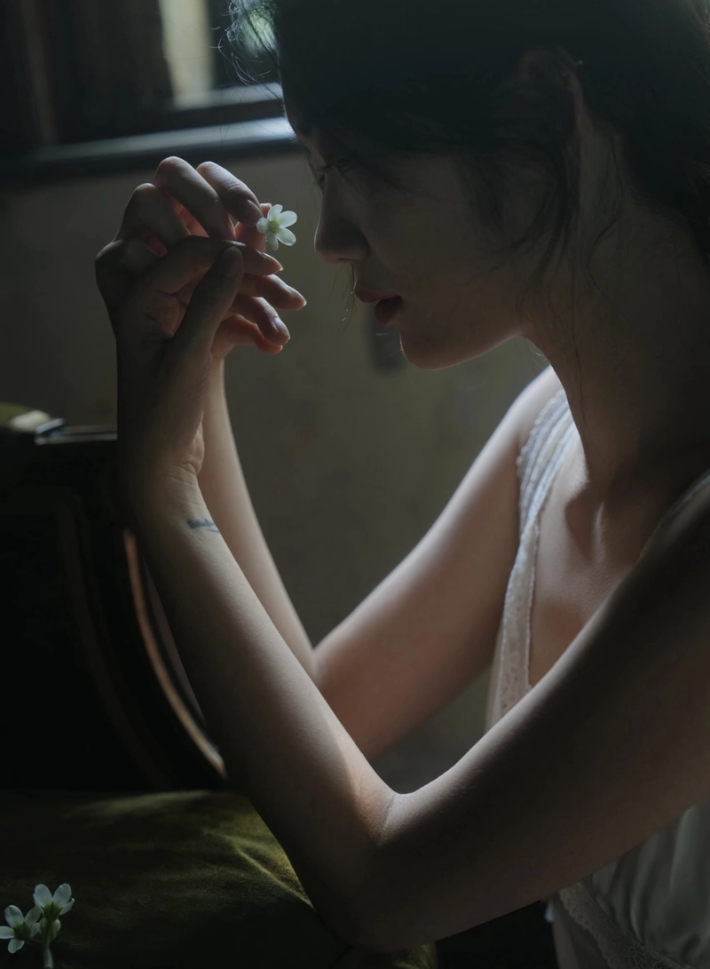 pain hidden behind smiles in sad dp of girl