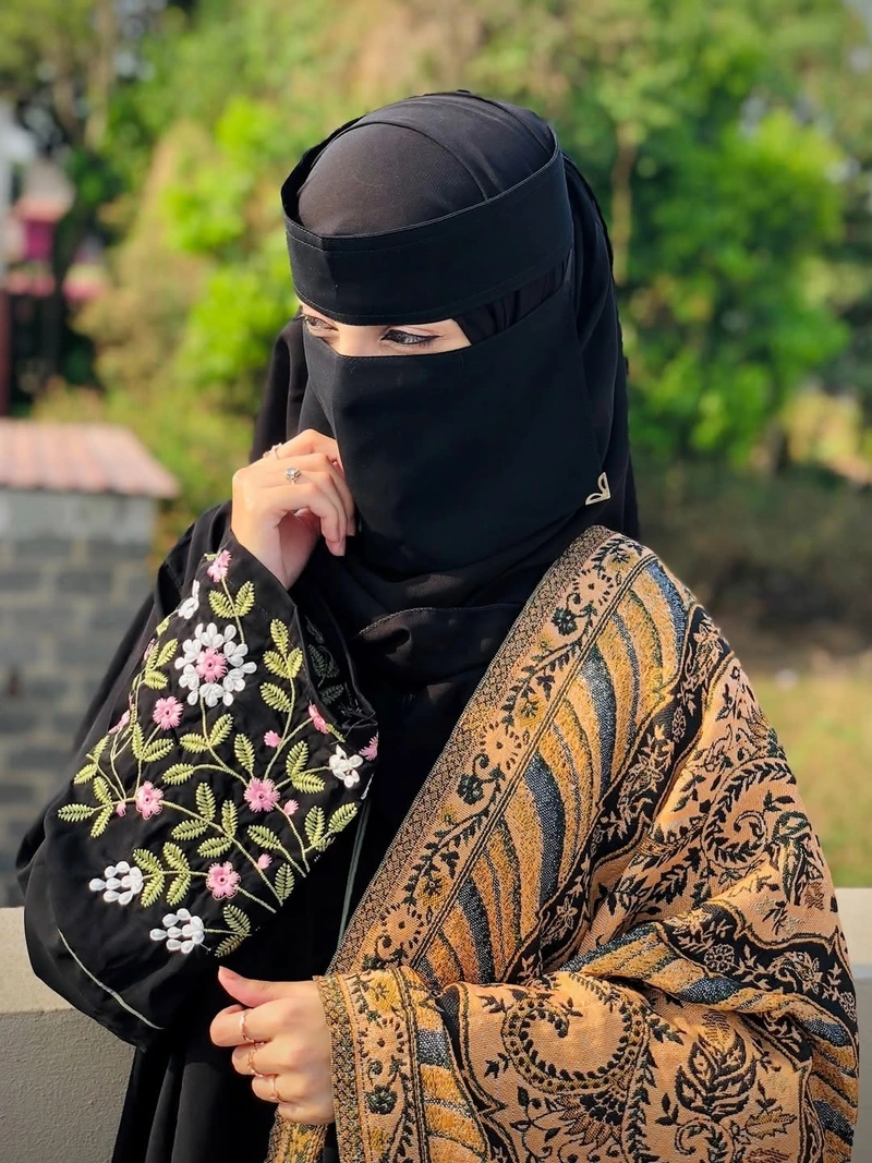 perfect display picture with attractive burkha girl dp