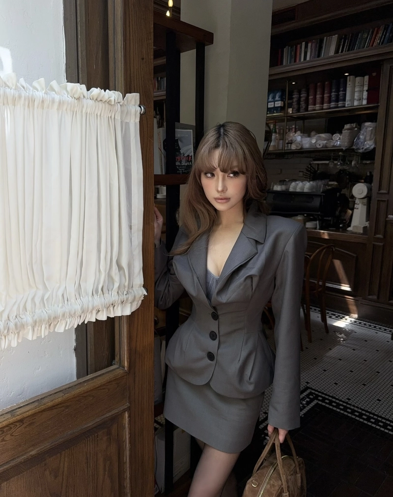 powerful visual appeal reflected through suit girl dp