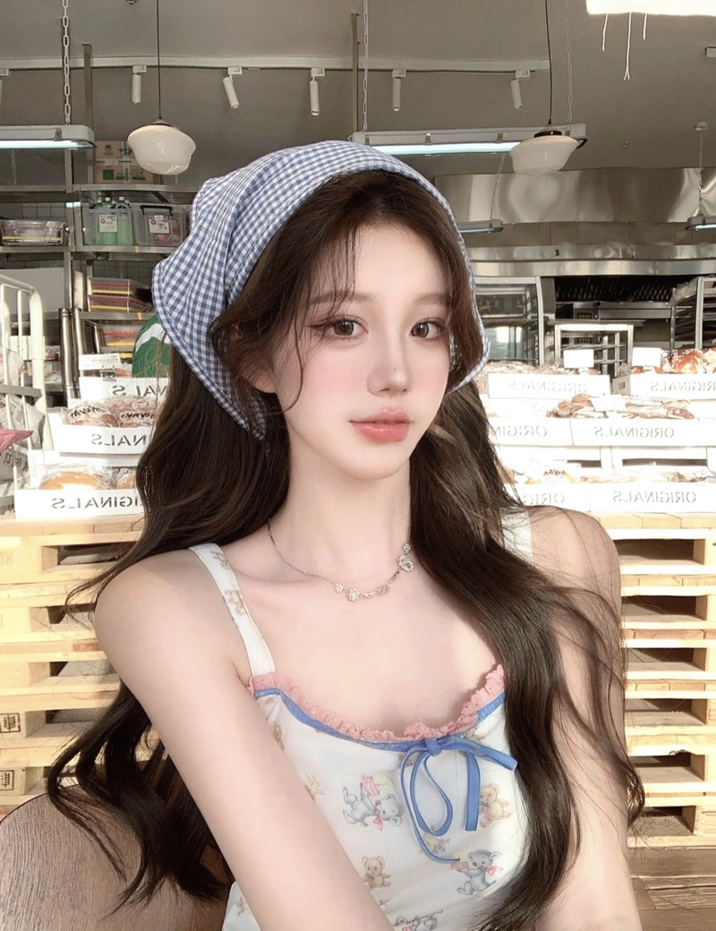 pretty and soft looks featured in sweet girl dp