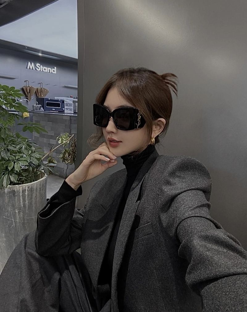 professional beauty captured in suit girl dp