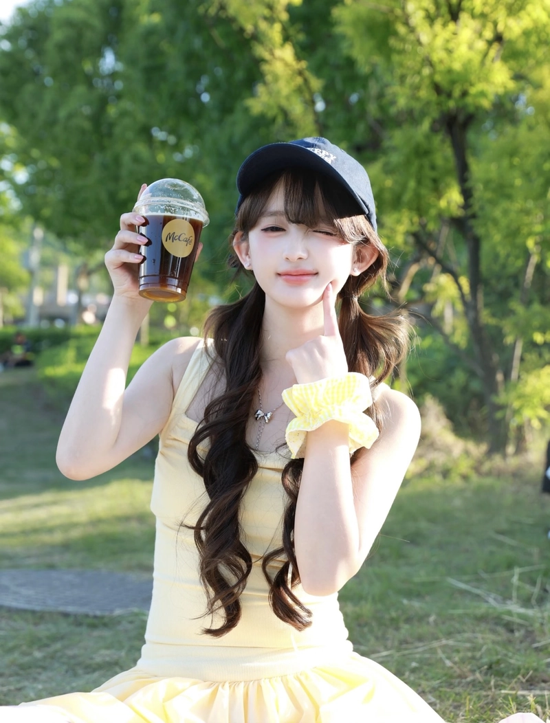 radiant personality captured in new style girl dp