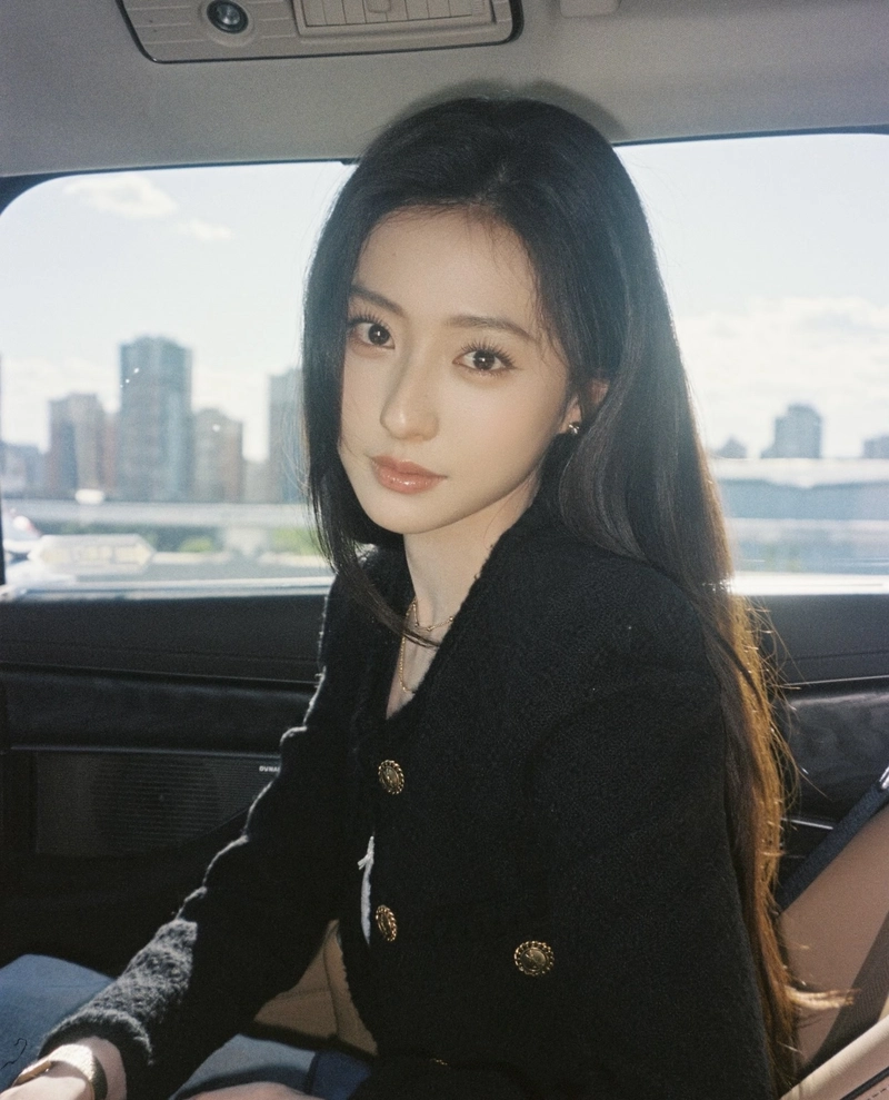 real girl pic for fb dp with a trendy aesthetic vibe