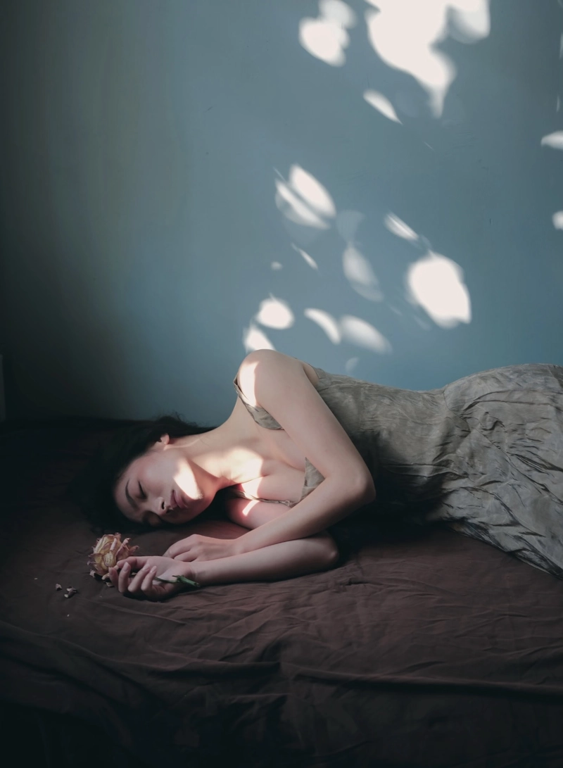 sadness and beauty combined in sad dp of girl