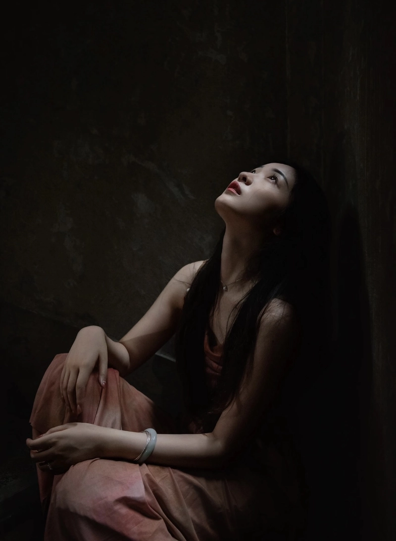 silent tears captured in sad dp of girl