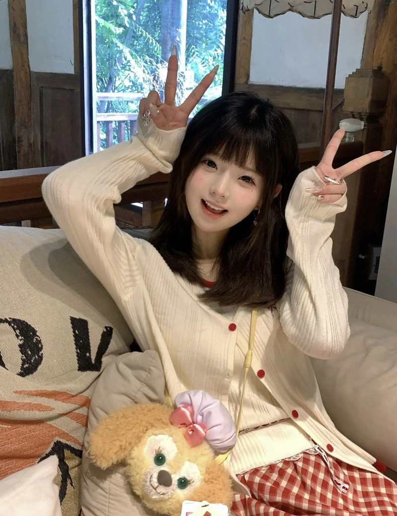 simple elegant charm in sweet girl dp