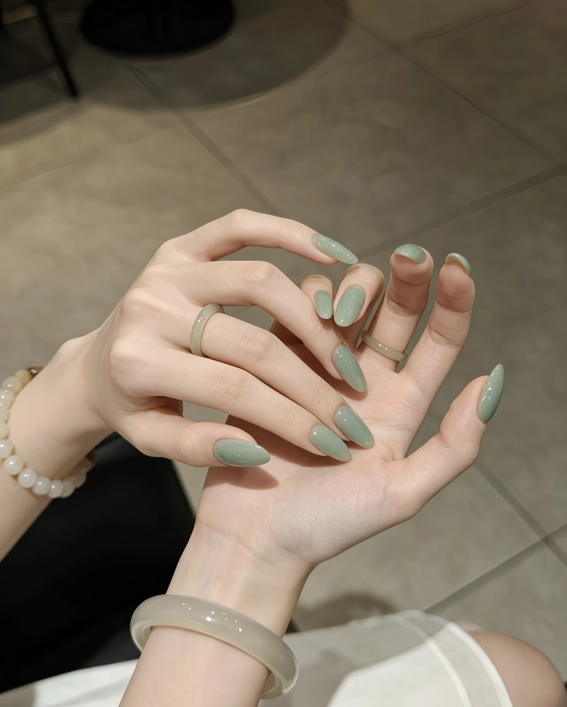 simple yet attractive styles with girls hand dp