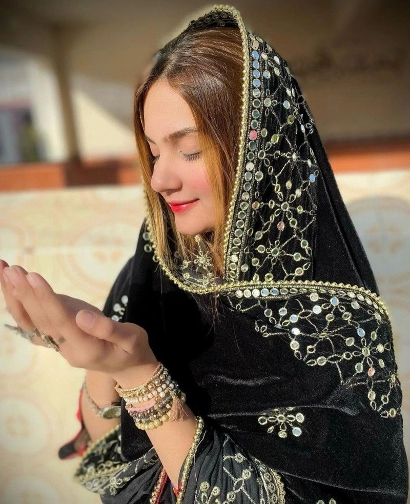 simple yet stunning styles with girls ki dp