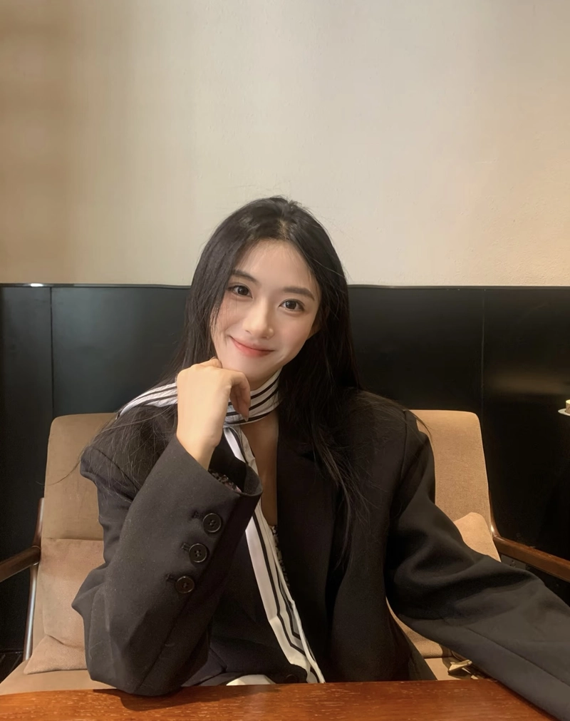 smart fashion aesthetics with suit girl dp
