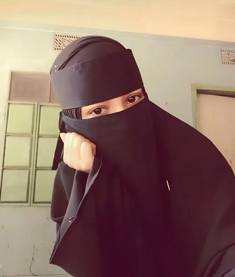 social media favorite burkha girl dp with elegance
