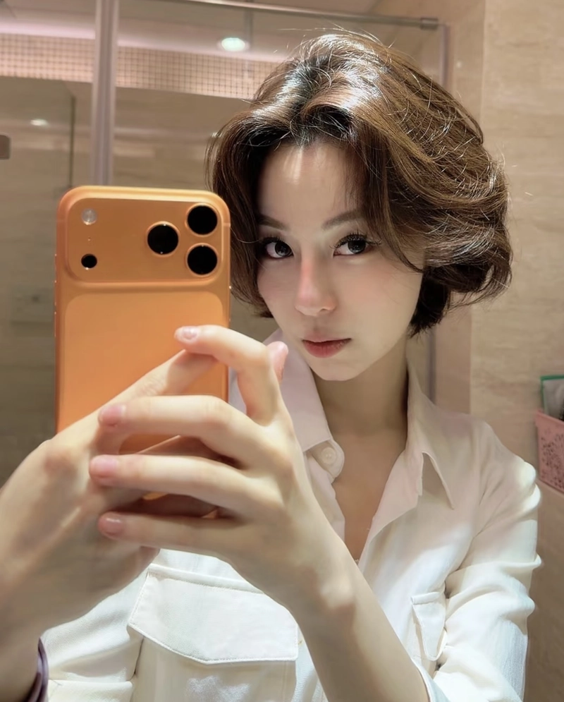 soft aesthetic beauty reflected in iphone girl dp