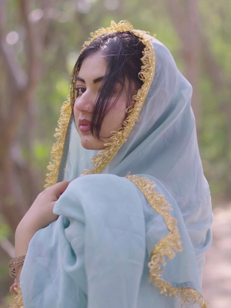 soft and elegant beauty reflected in girls ki dp