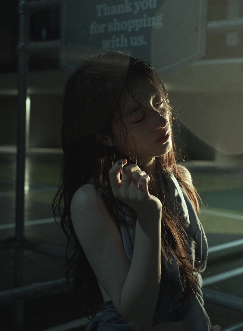 soft emotional photography in sad dp of girl