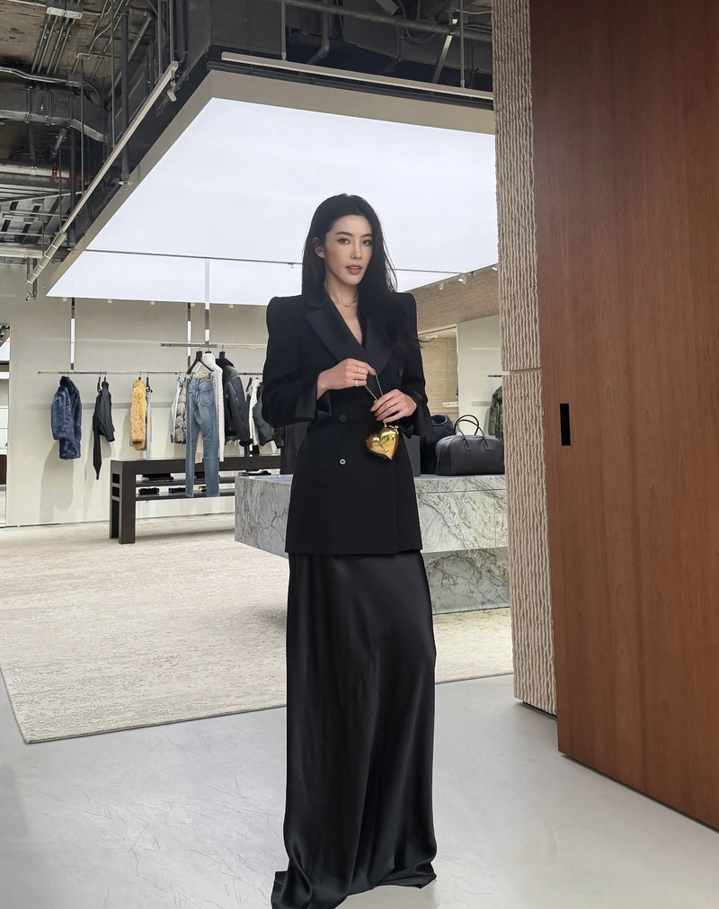 sophisticated social profile using suit girl dp