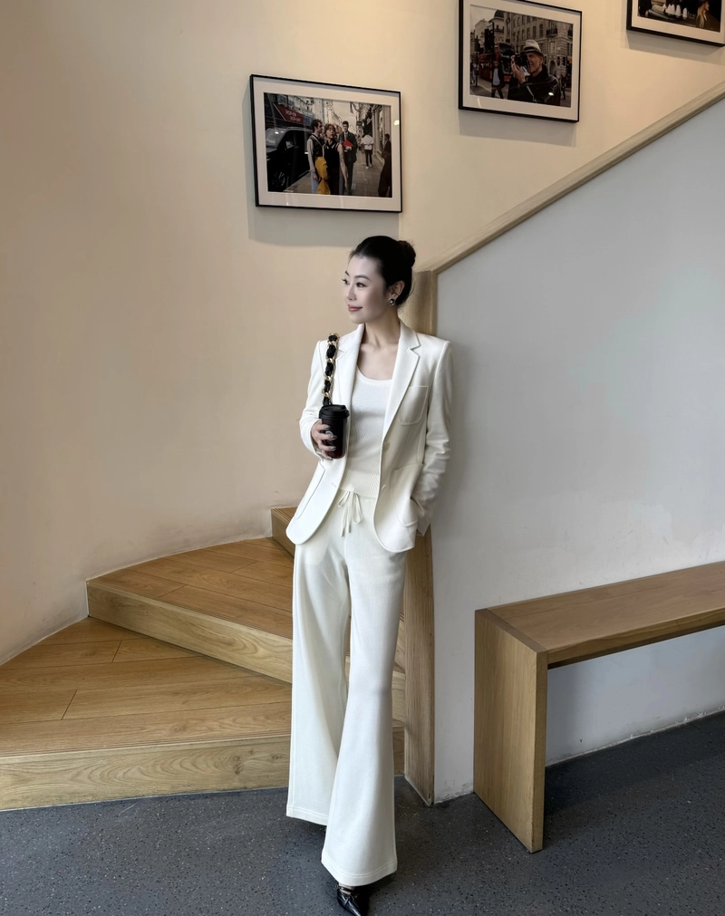 strong and stylish looks with suit girl dp