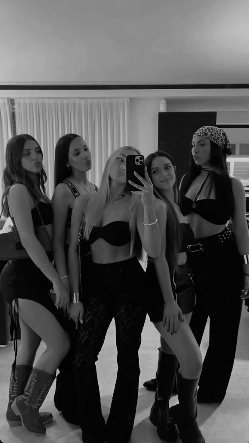 strong connections reflected in girls gang dp
