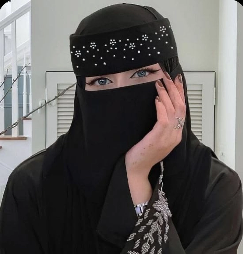stunning burkha girl dp with beautiful expressive eyes