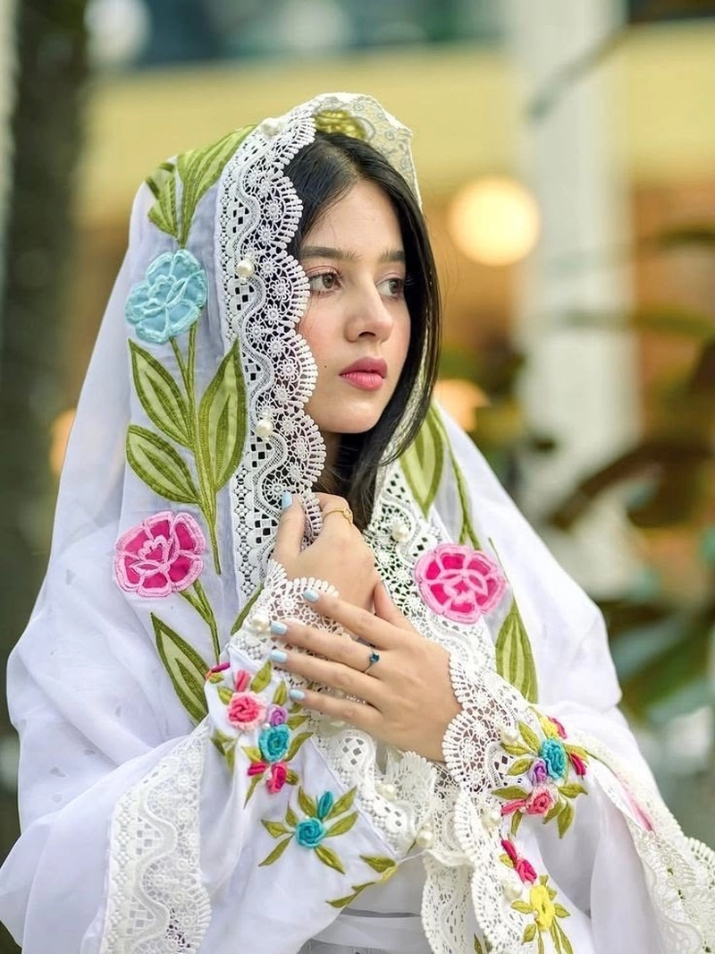 stylish and confident looks shown in girls ki dp
