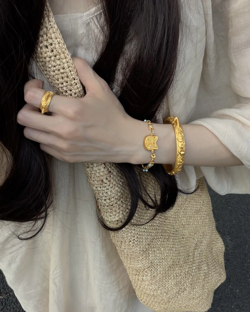 stylish and soft photography in girls hand dp
