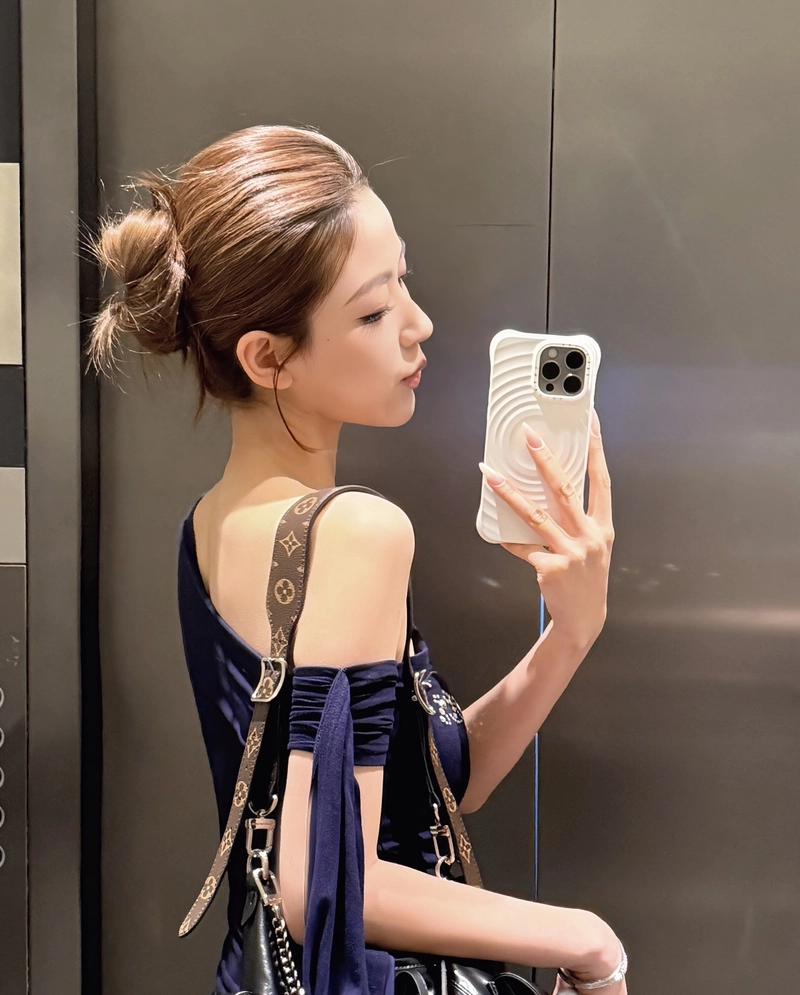 stylish camera pose inspiration from iphone girl dp