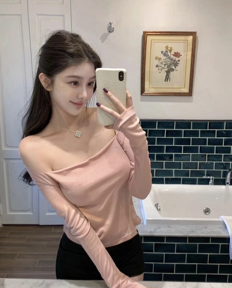 stylish everyday moments captured in iphone girl dp