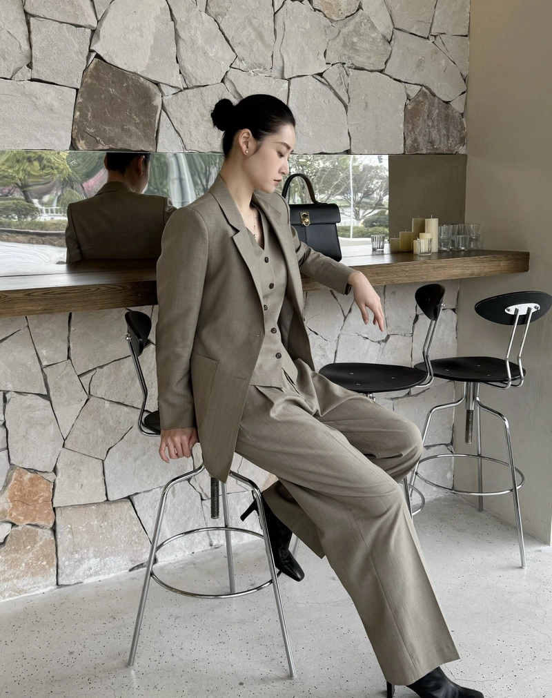 stylish leadership vibes shown in suit girl dp