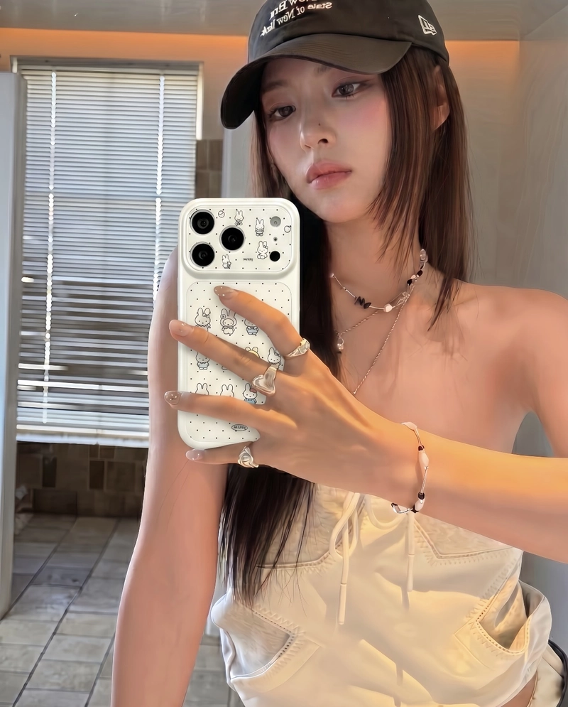 stylish mirror pose ideas featured in iphone girl dp