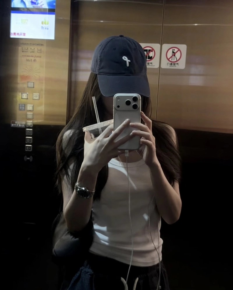 stylish mirror selfie moments featured in iphone girl dp