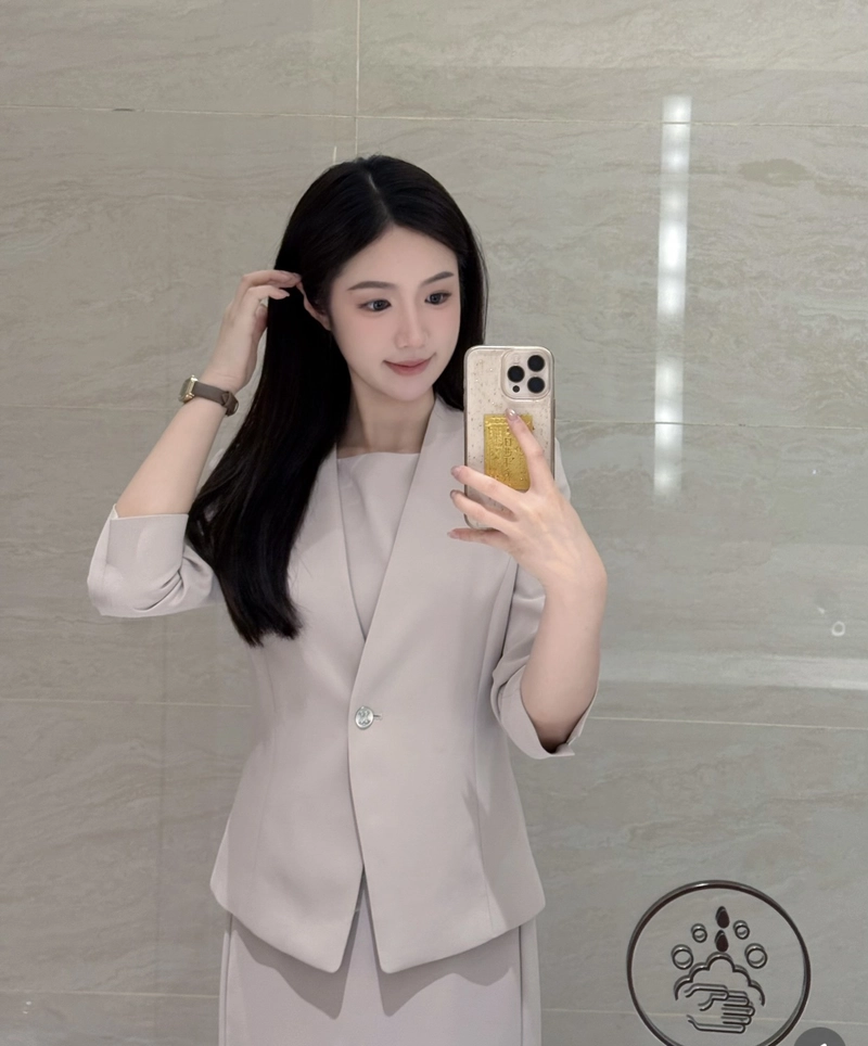 suit dp girl expressing confidence through modern style