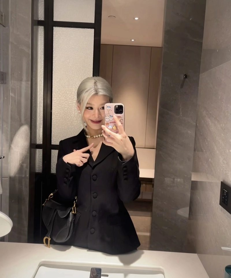 suit dp girl with a bold and sophisticated image