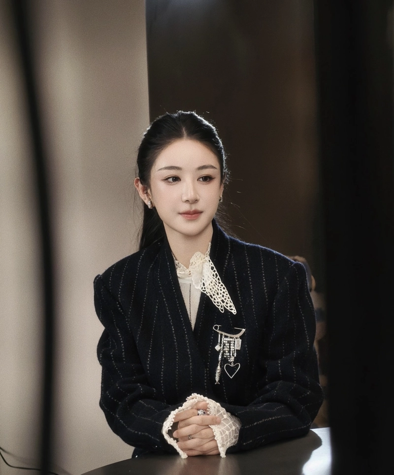 suit dp girl with a graceful and fearless personality