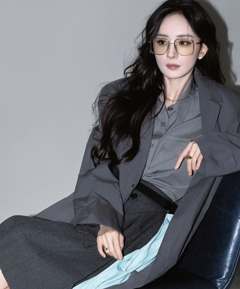 suit dp girl with a sleek and fashionable outfit