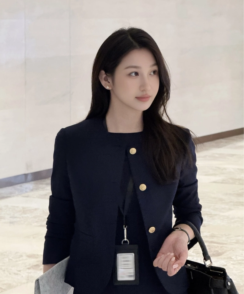 suit dp girl with a smart and polished look