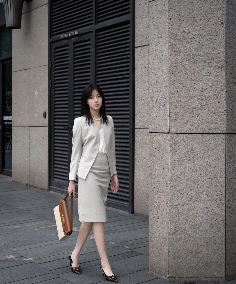 suit dp girl with a sophisticated and modern appearance